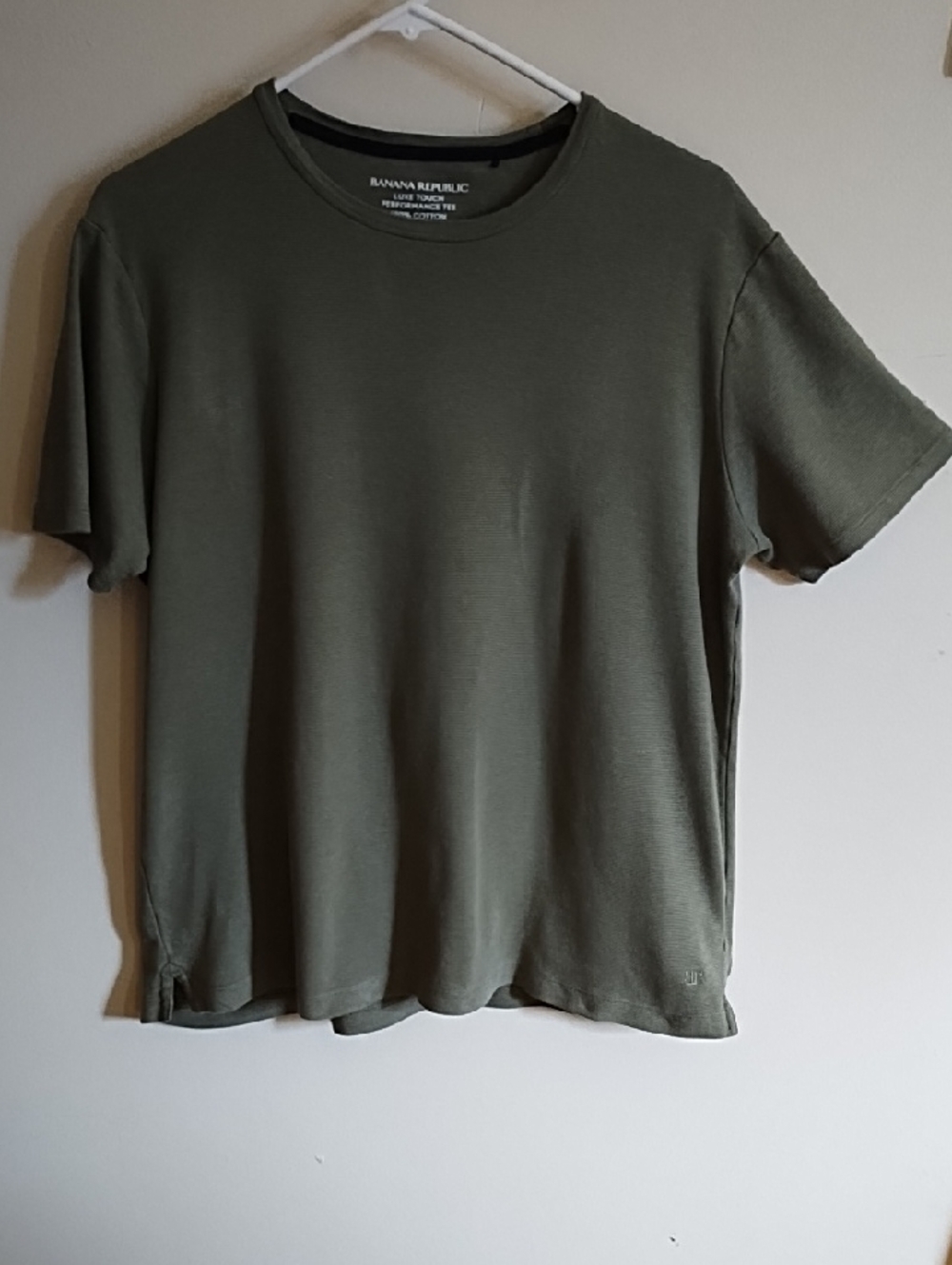 BANANA REPUBLIC LUXE TOUCH PERFORMANCE TEE -100% COTTON